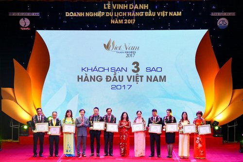 Phó Tổng cục trưởng TCDL Hà Văn Siêu và Phó Chủ tịch Hiệp hội Du lịch Việt Nam Đỗ Hồng Xoan trao giải thưởng cho 10 khách sạn 3 sao hàng đầu Việt Nam năm 2017